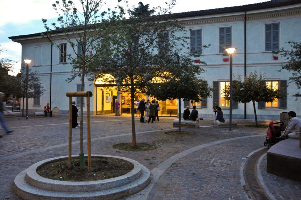 Esterno (1) Esterno (1)