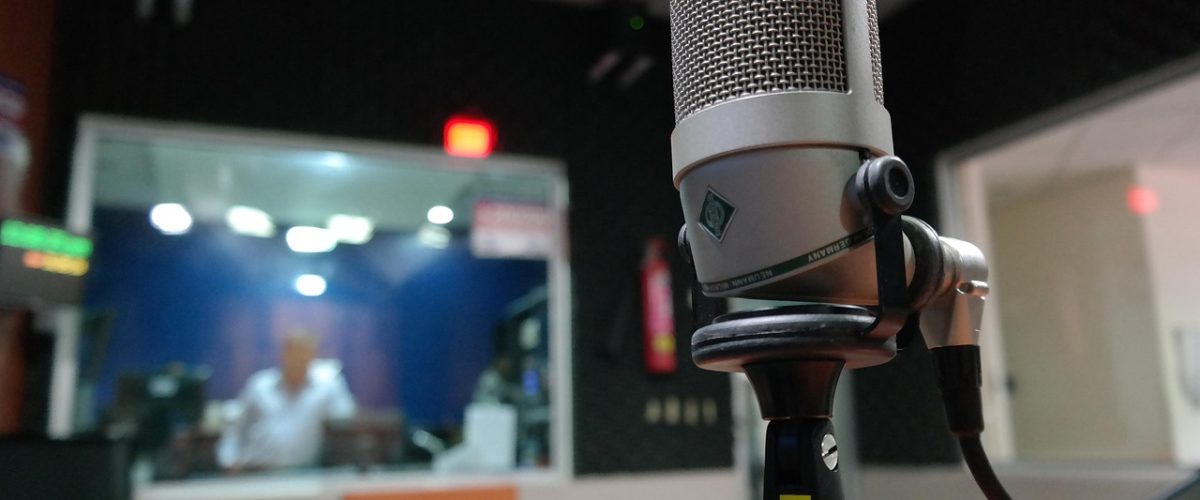 Microphone 1562354 1280 1200x500