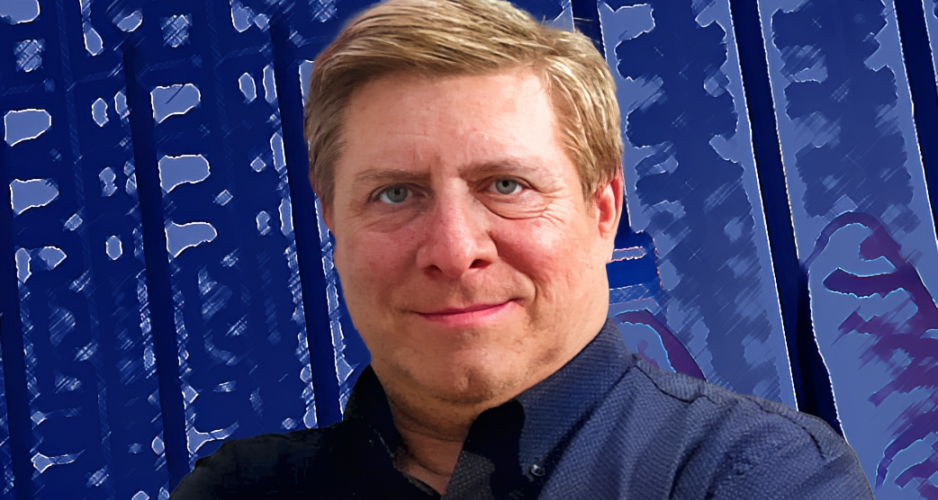 Davide davanti a logo Radio7 1 938x500