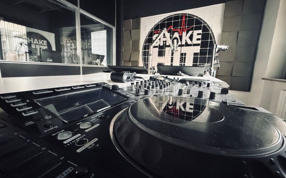 Radio ShakeHit cresce in DAB+: nuove frequenze tra Piemonte e Lago Maggiore