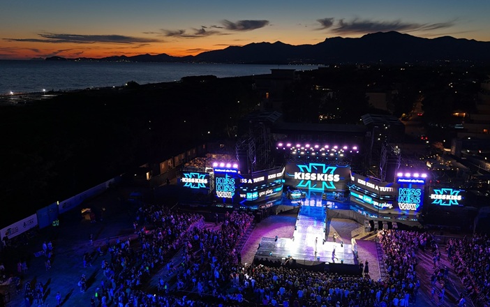 Kiss Kiss Way arriva a Baia Domizia: musica, turismo e grandi artisti per accendere l’estate del litorale