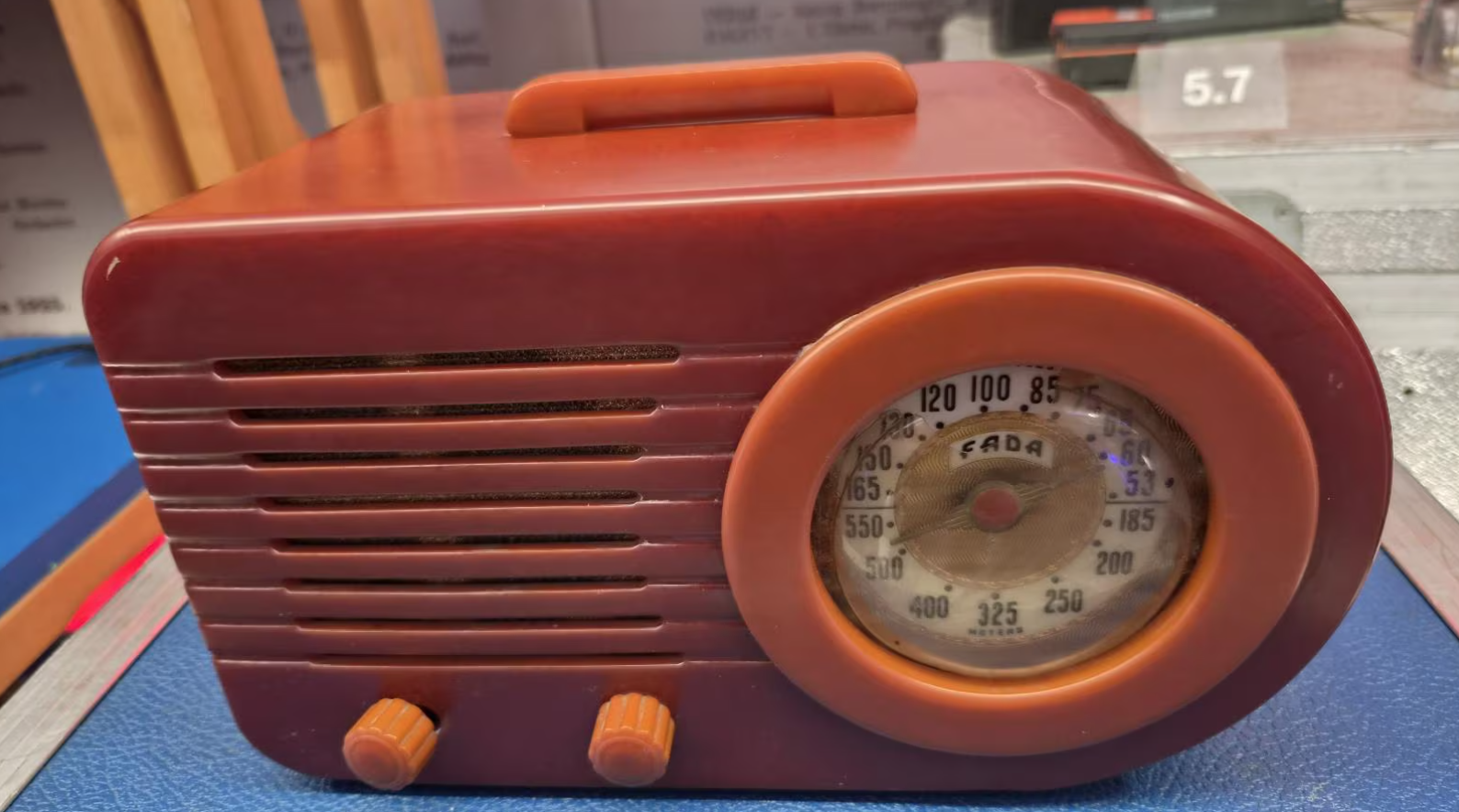 Renzo Arbore dona al Museo della Radio e della Tv di Torino la prima radio della sua collezione